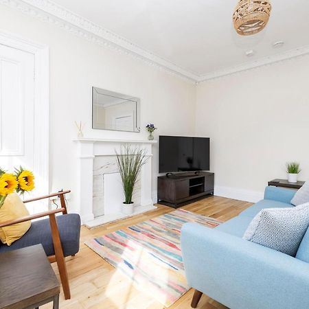 2 Bedroom Apartment On Peebles High Street Екстериор снимка