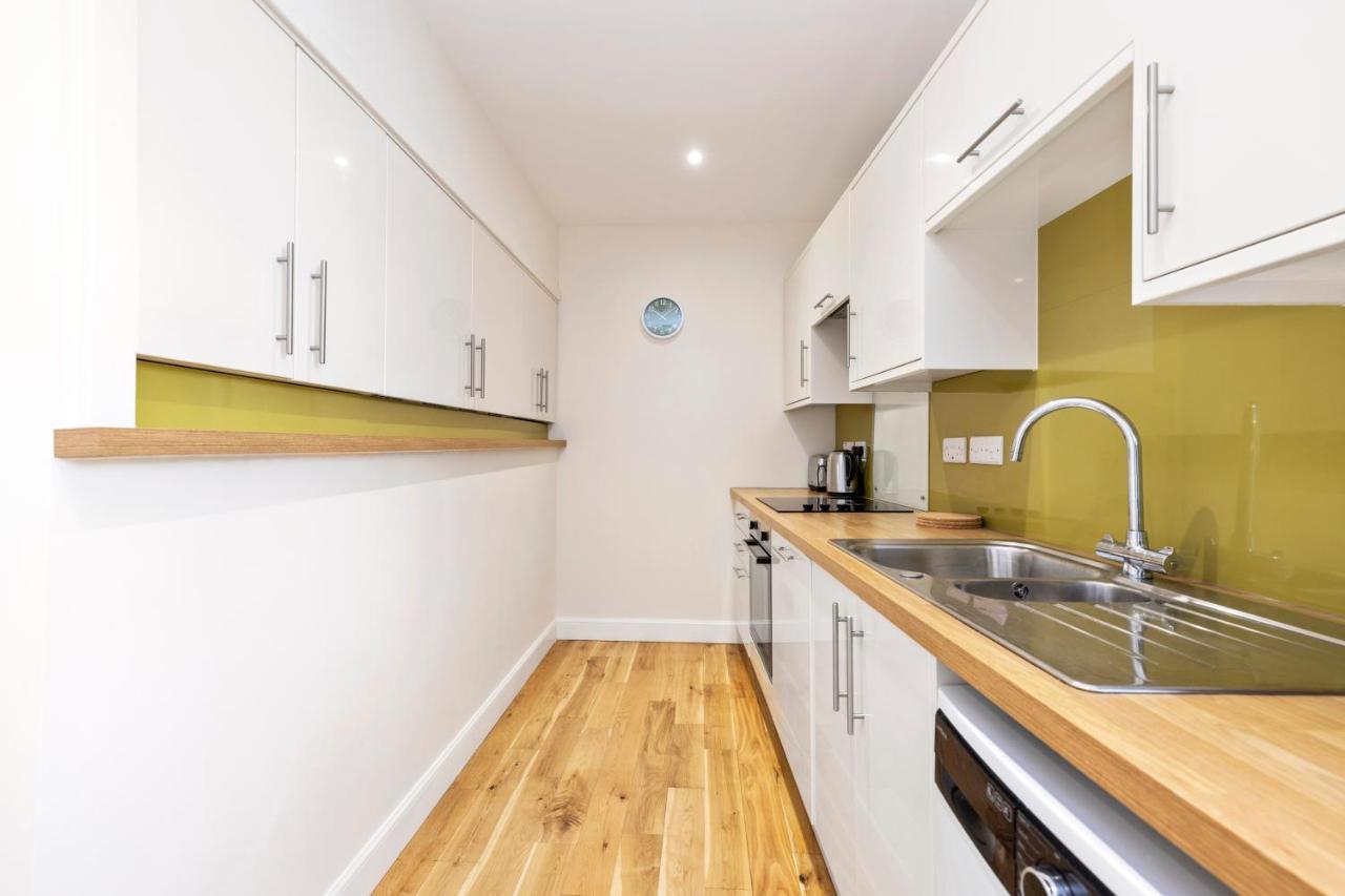 2 Bedroom Apartment On Peebles High Street Екстериор снимка