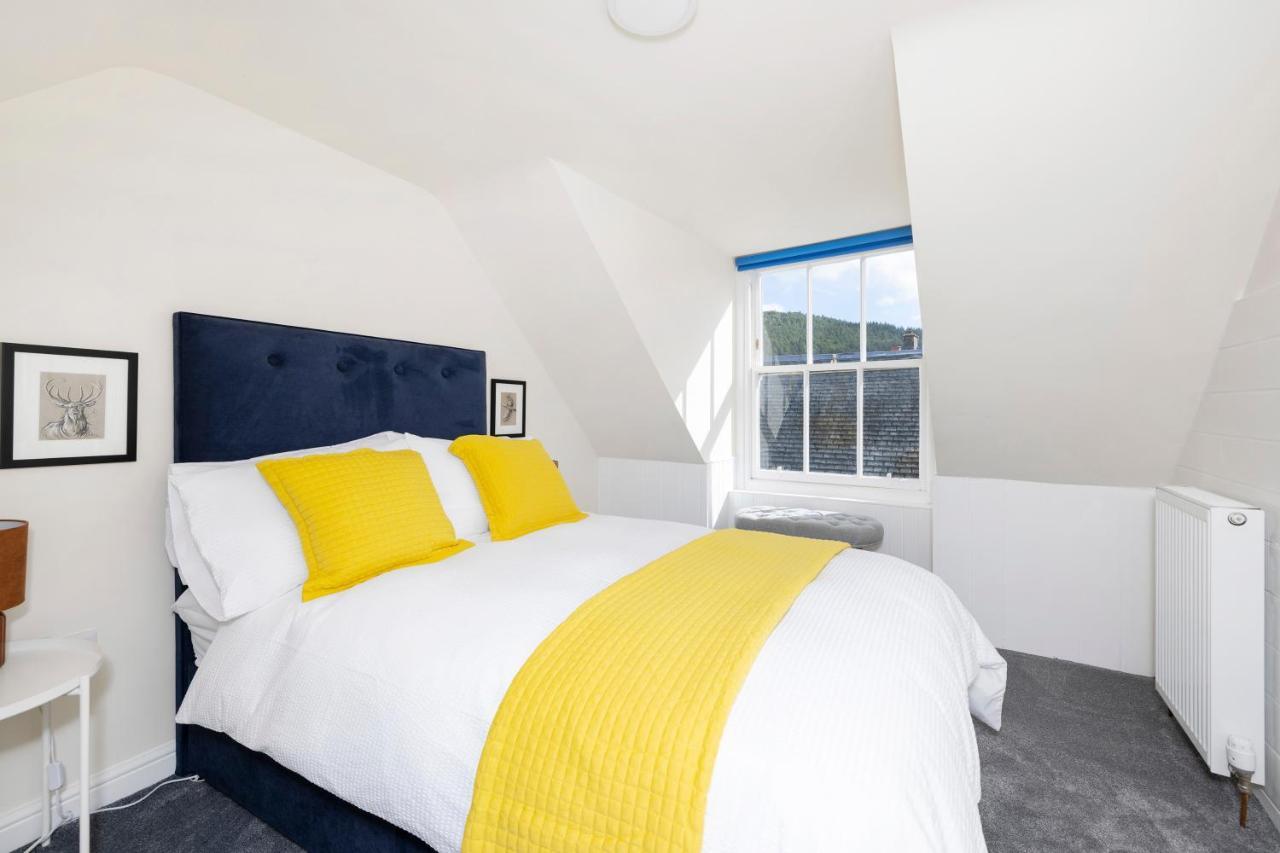 2 Bedroom Apartment On Peebles High Street Екстериор снимка