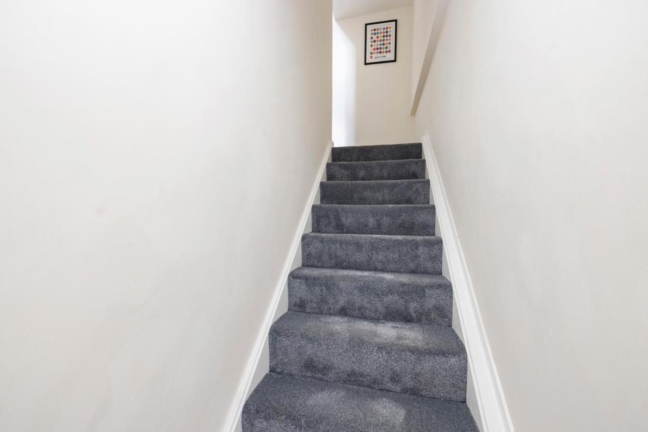 2 Bedroom Apartment On Peebles High Street Екстериор снимка